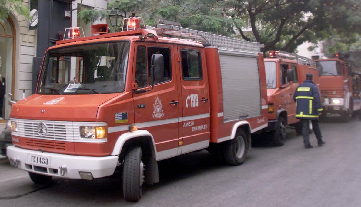 Στις φλόγες πυροσβεστικό όχημα από βόμβα μολότοφ στα Εξάρχεια