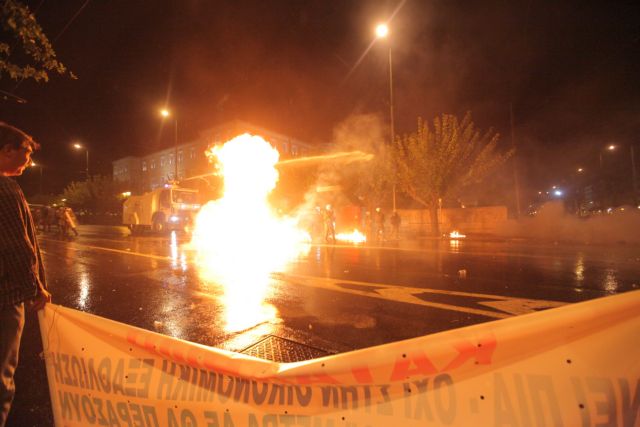 Επεισόδια στο Σύνταγμα την ώρα της συζήτησης του πολυνομοσχεδίου