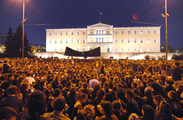 Διαβάστε τη ζωντανή περιγραφή του συλλαλητηρίου στο Σύνταγμα από το in.gr