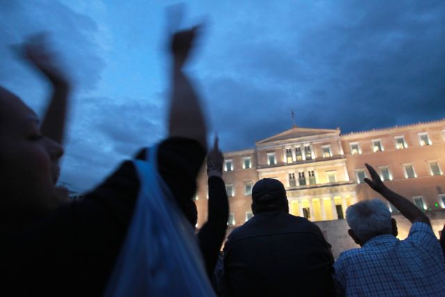 Η ψήφιση των μέτρων και η ένταση εντός και εκτός Βουλής κυριαρχούν στα διεθνή μέσα