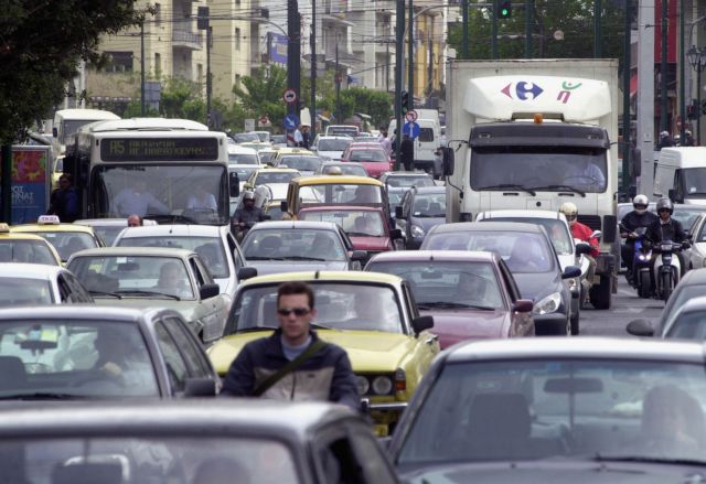 Κυκλοφοριακό χάος στους δρόμους λόγω απεργίας στις συγκοινωνίες και βροχής