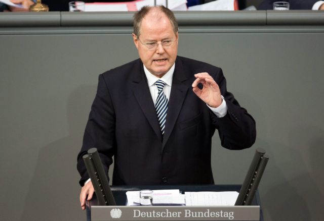 Χάνει έδαφος στις δημοσκοπήσεις έναντι της Μέρκελ ο Πέερ Στάινμπρουκ