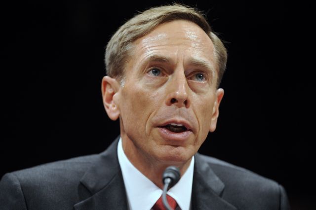 Παραιτήθηκε λόγω εξωσυζυγικής σχέσης ο επικεφαλής της CIA, Ντέιβιντ Πετρέους