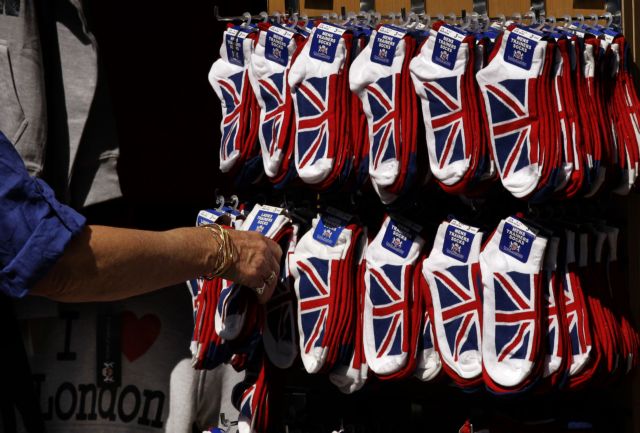 Με κάλτσες που προσφέρουν θερμότητα οι Βρετανοί αντιμετωπίζουν το ψύχος του χειμώνα