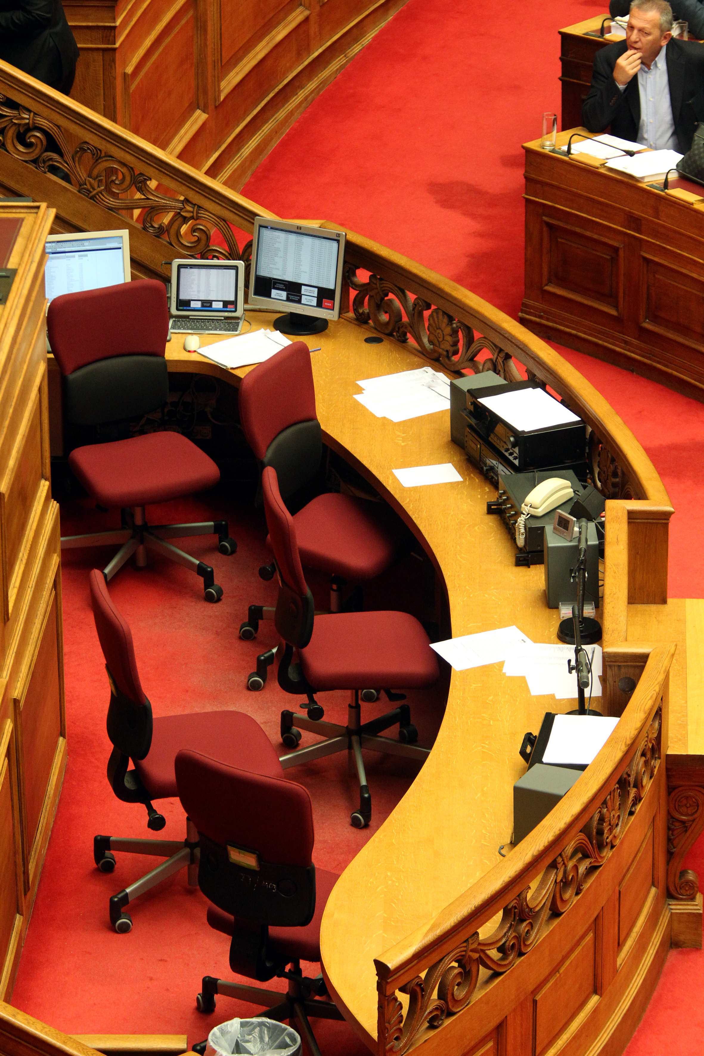 Κατάργηση των προνομίων για τους υπαλλήλους της Βουλής εισηγείται το Ελεγκτικό Συνέδριο