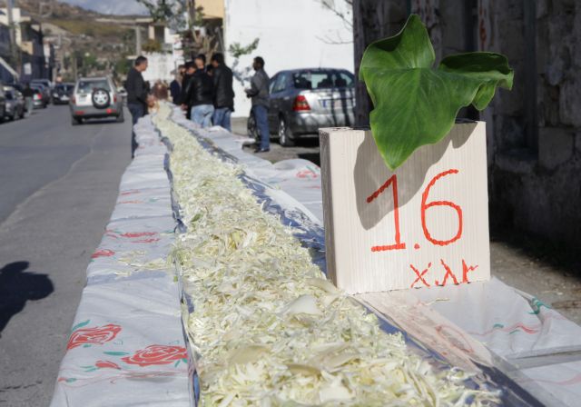 Γιγάντια λαχανοσαλάτα διεκδικεί ρεκόρ σε χωριό της Κρήτης