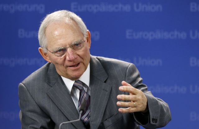 Υπό συζήτηση η καταβολή και των τριών δόσεων προς την Ελλάδα, λέει ο Σόιμπλε