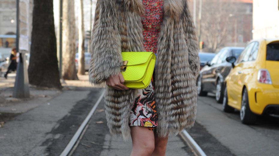 Κάτι κίτρινο: το μυστικό για τέλειο στιλ από το Παρίσι, το Λονδίνο και το Μιλάνο