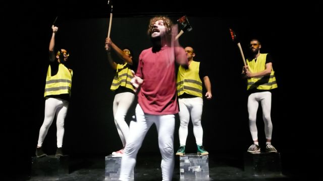 Tα Αγρια Αγόρια σατιρίζουν και διαμαρτύρονται στο Θέατρο του Νέου Κόσμου