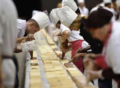 Το μεγαλύτερο μιλφέιγ στον κόσμο φτιάχνει Ελβετός ζαχαροπλάστης