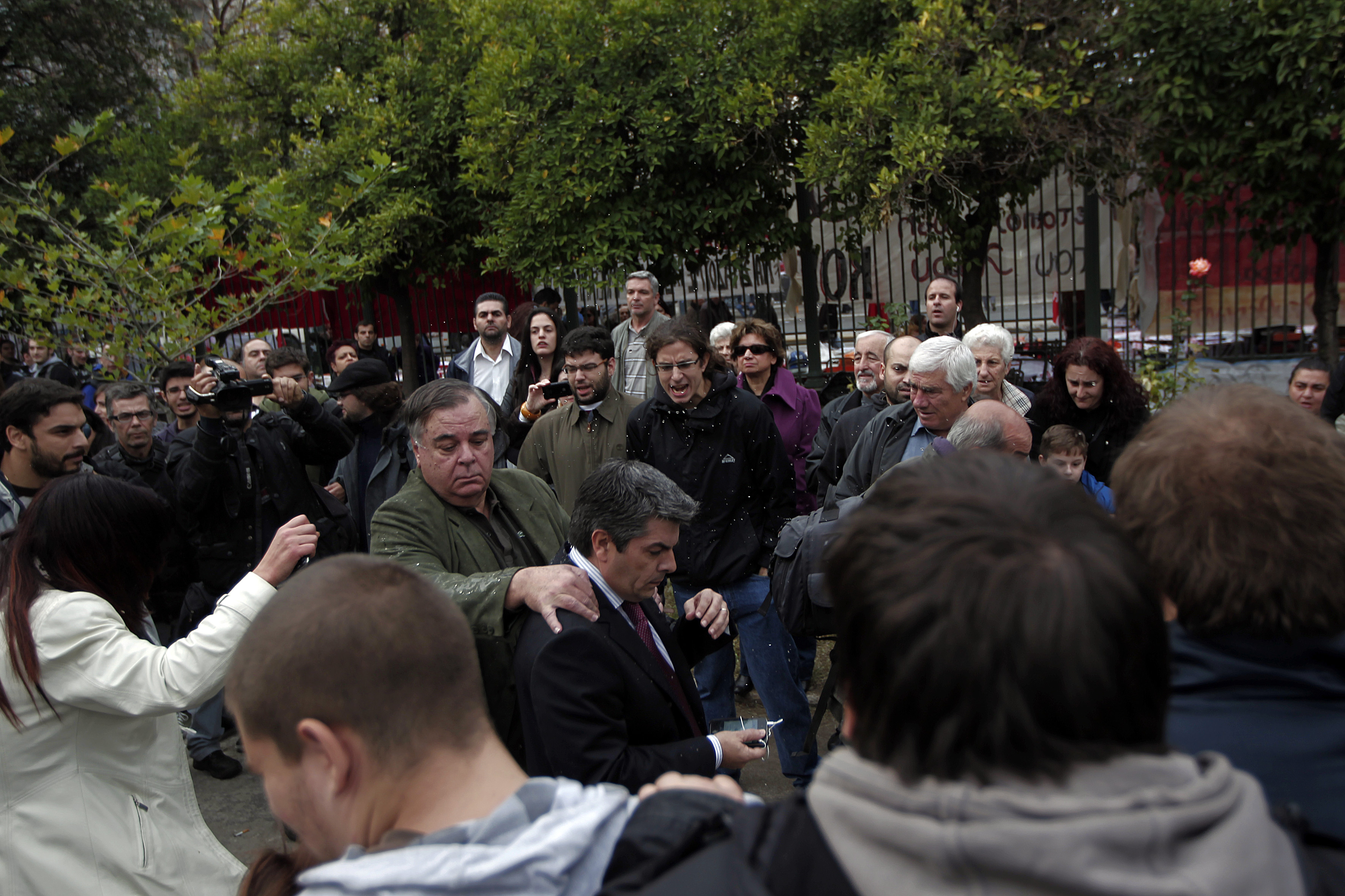 Καφέδες κατά του υφυπουργού Παιδείας κατά την έξοδό του από το Πολυτεχνείο