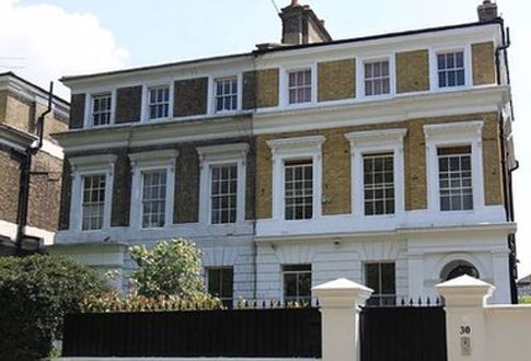Στο «σφυρί» το σπίτι της Έιμι Γουάινχαουζ στο Κάμντεν του Λονδίνου