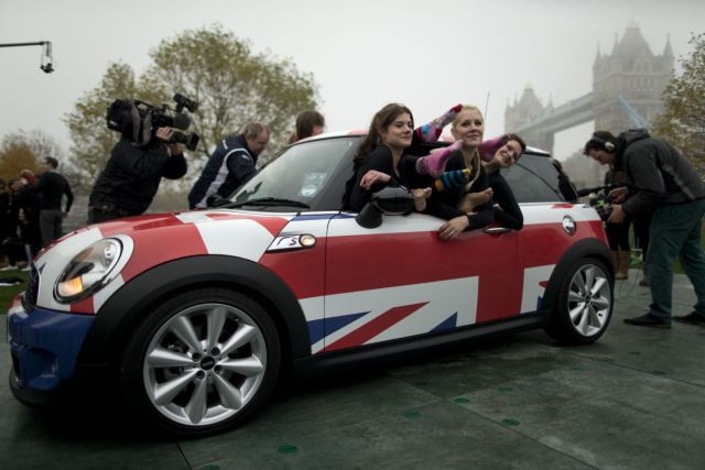 Στο βιβλίο Γκίνες 28 γυναίκες από τη Βρετανία που χώρεσαν σε ένα Mini Cooper