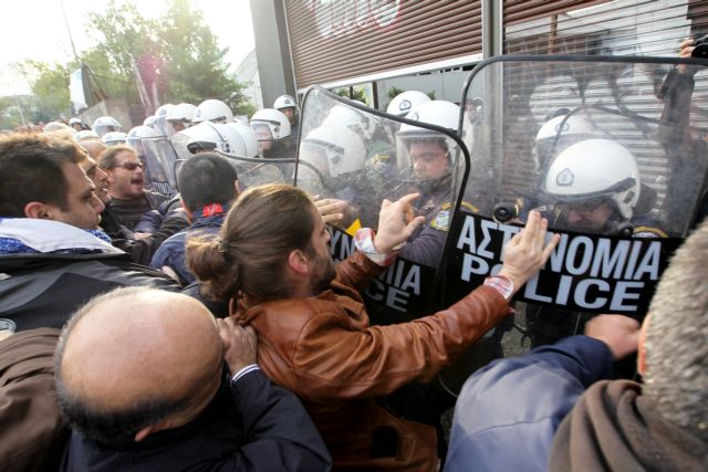 Συγκέντρωση της ΠΟΕ-ΟΤΑ για τους τρεις συλληφθέντες – Νέα αναβολή στη δίκη