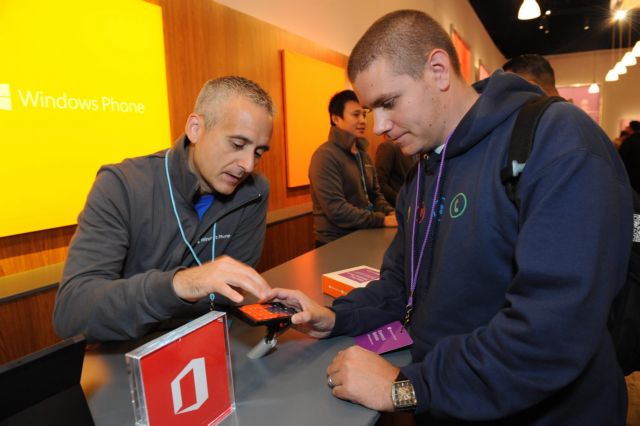 Πληθαίνουν οι αναφορές για απρόσμενα Reboot σε δύο smartphone με WP8