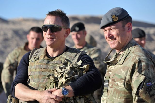 Βρετανούς στρατιώτες στο Αφγανιστάν επισκέφθηκε ο «007»