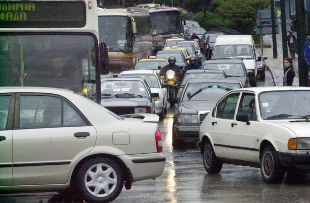 Αυξημένη η κίνηση στους δρόμους της Αθήνας λόγω βροχής