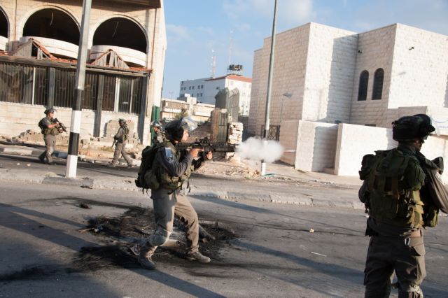 Με φόντο επιδρομές και ρουκέτες οι πρώτες επαφές Κλίντον στο Ισραήλ