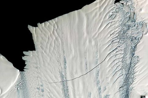 Παγόβουνο στο μέγεθος της Νέας Υόρκης αποσπάται από την Ανταρκτική