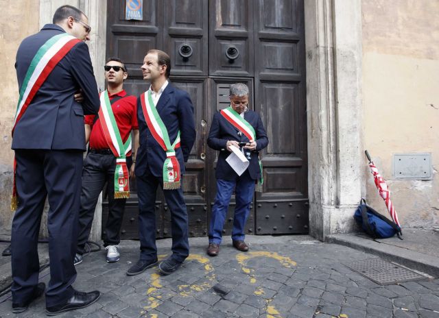Με μαζική παραίτηση απειλούν Ιταλοί δήμαρχοι κατά του «Συμφώνου Ηλιθιότητας» Μόντι