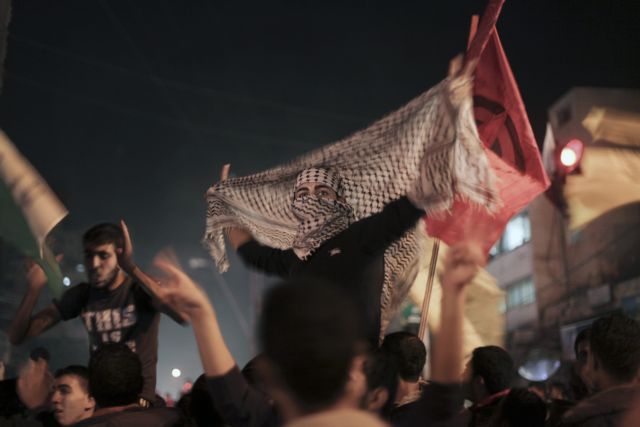 Νυχτερινοί πανηγυρισμοί αλλά και αμοιβαία δυσπιστία για την εκεχειρία στη Γάζα