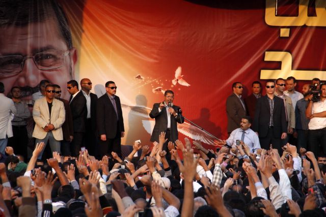 Υπεραμύνεται των υπερεξουσιών του ο Αιγύπτιος πρόεδρος εν μέσω ανάφλεξης