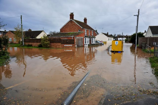 Δύο νεκροί και μεγάλες καταστροφές από τις πλημμύρες στη Μεγάλη Βρετανία