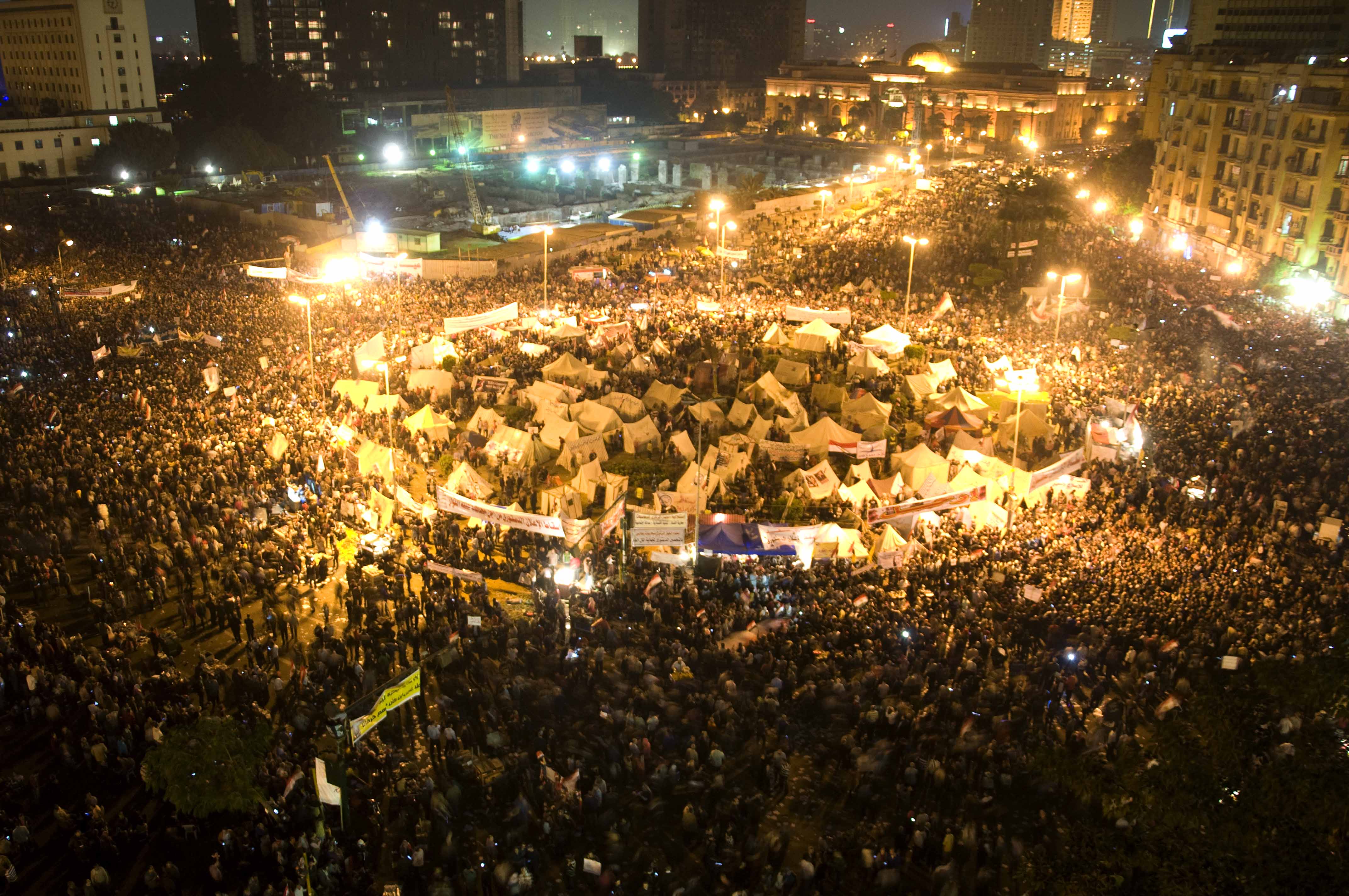«Μόρσι, φύγε» ζητούν χιλιάδες Αιγύπτιοι από την πλατεία Ταχρίρ