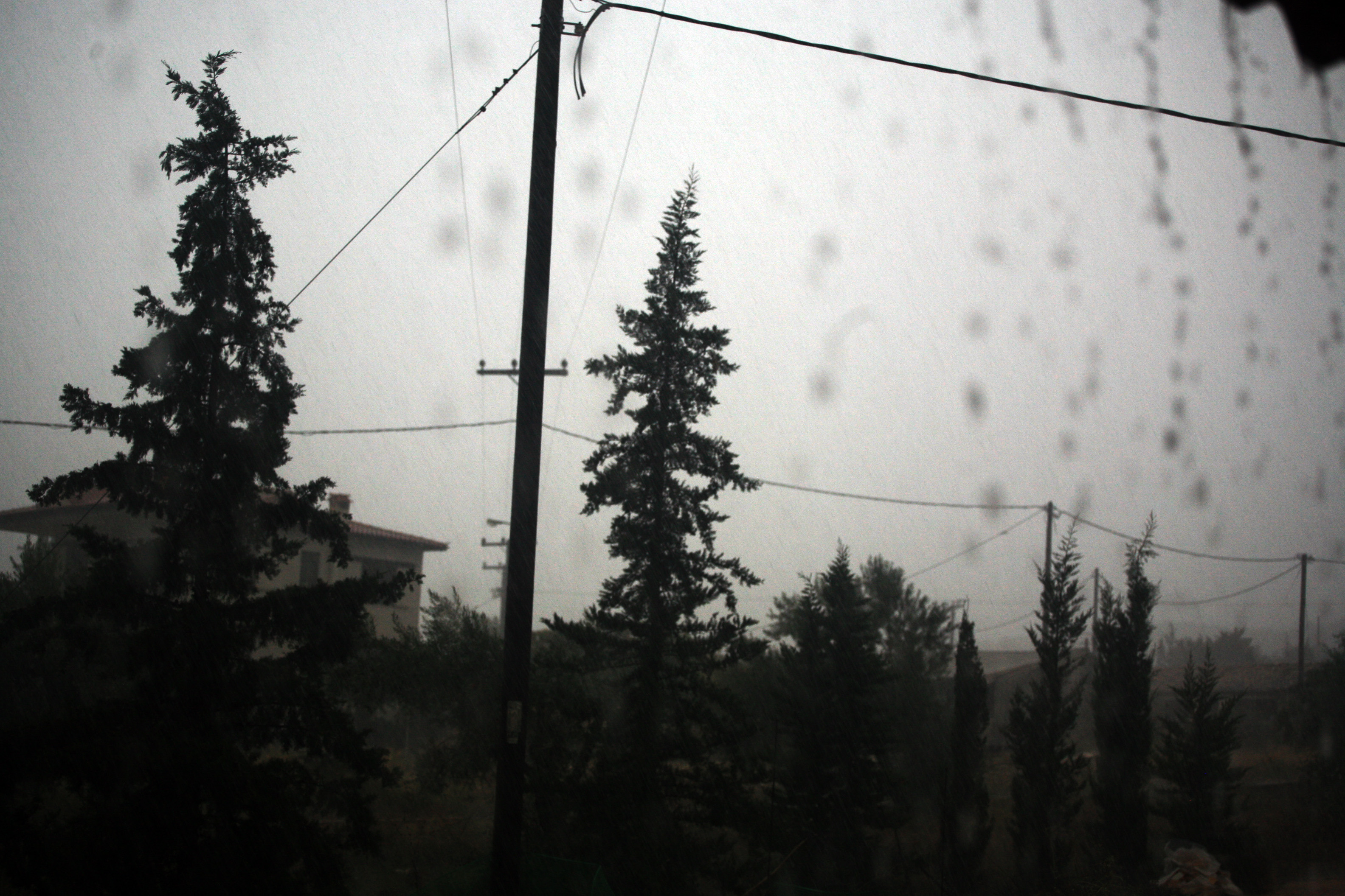 Επικίνδυνα καιρικά φαινόμενα προβλέπει η ΕΜΥ από το απόγευμα της Τετάρτης