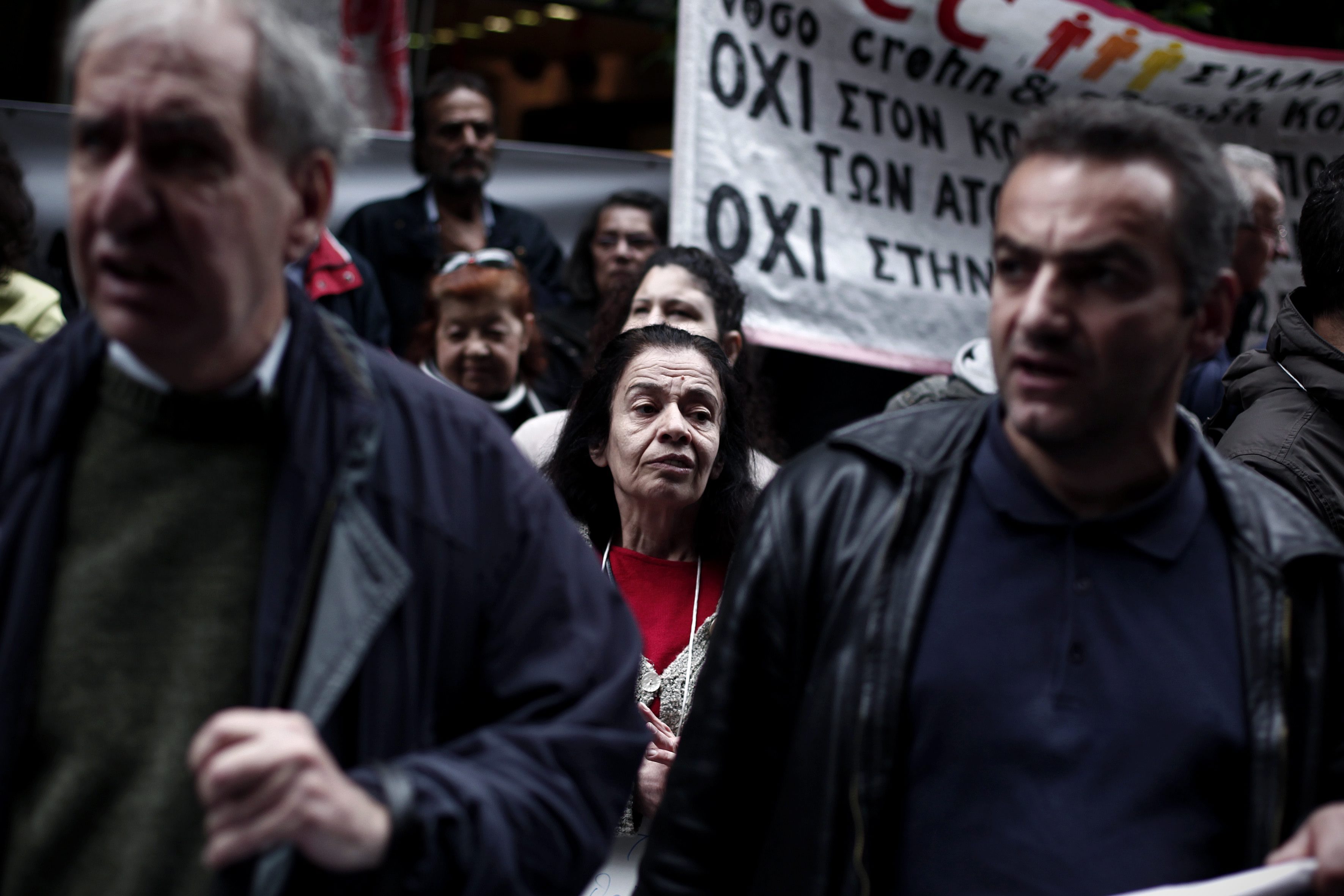 Συγκέντρωση ατόμων με αναπηρία έξω από το υπουργείο Οικονομικών