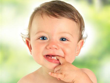 Τα πρώτα του δοντάκια