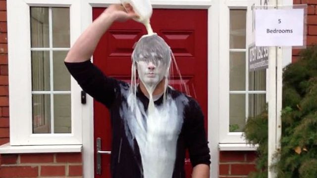 Θραύση κάνει βίντεο με Βρετανούς φοιτητές που λούζονται με… γάλα στους δρόμους