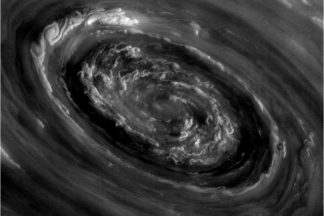 Πολική δίνη στον Κρόνο μαίνεται με ανέμους 2.000 χλμ/ώρα