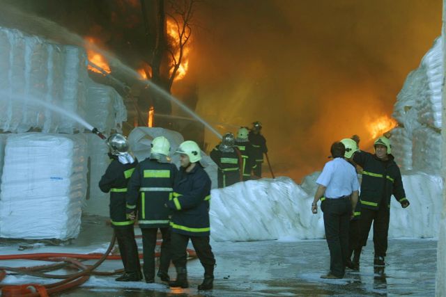 Υπό έλεγχο πυρκαγιά που ξέσπασε σε αποθήκη πλαστικών στου Ρέντη