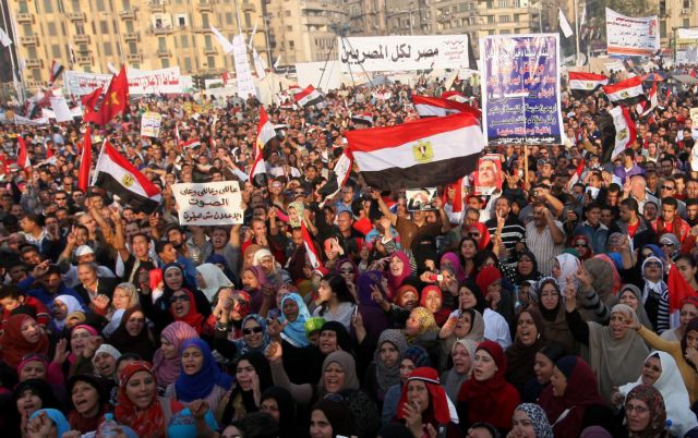 Στους δρόμους οι Αιγύπτιοι κατά του Μόρσι και του νέου Συντάγματος