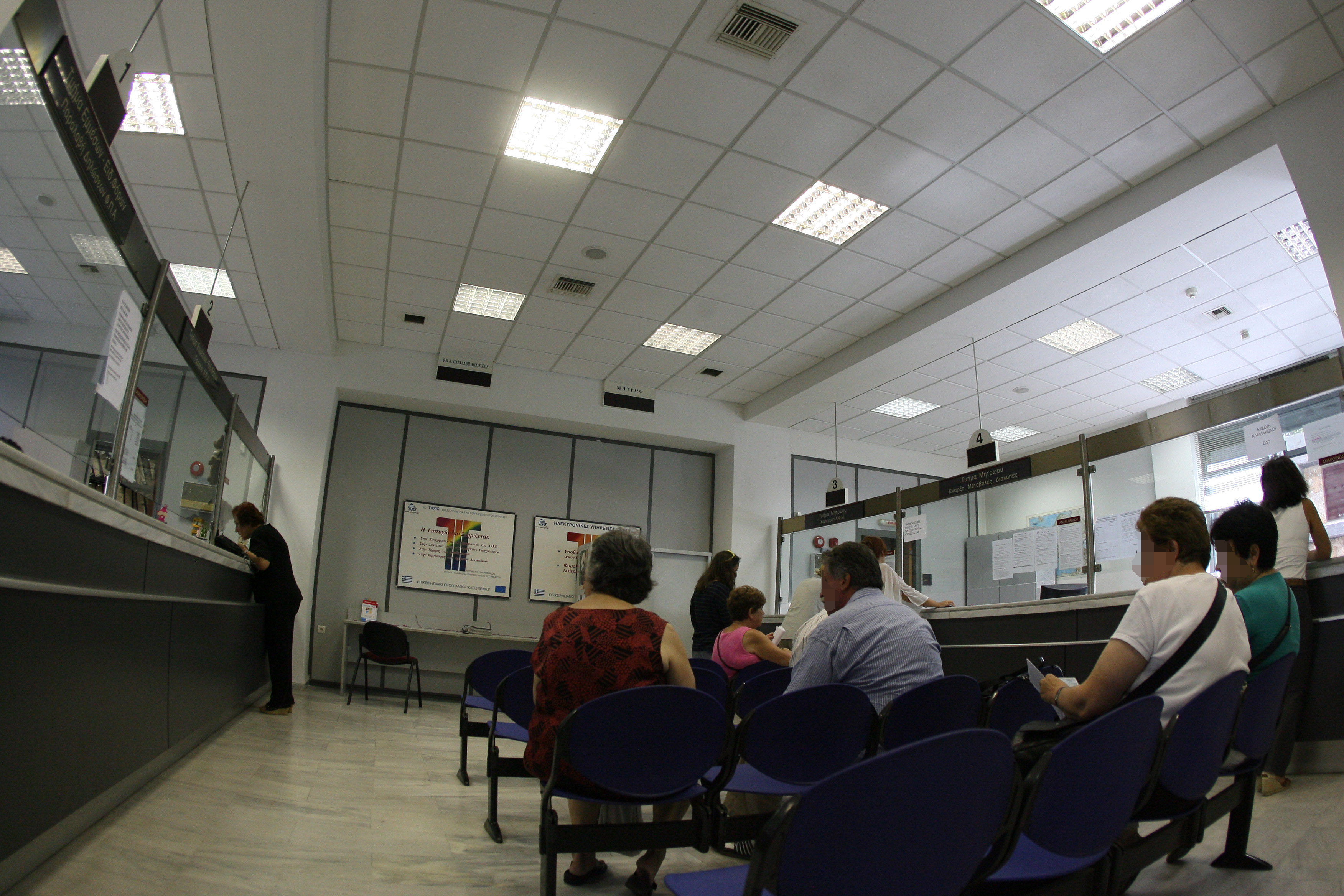 Στη Βουλή στοιχεία για τον αριθμό υπηρετούντων σε τρία υπουργεία και τη ΓΓ Αθλητισμού