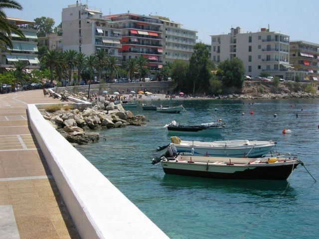 Ζημιές σε καταστήματα της παραλίας του Λουτρακίου από ισχυρή θαλασσοταραχή