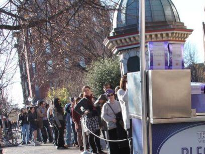 Στην ουρά για δωρεάν δονητές χιλιάδες κάτοικοι της Βοστώνης