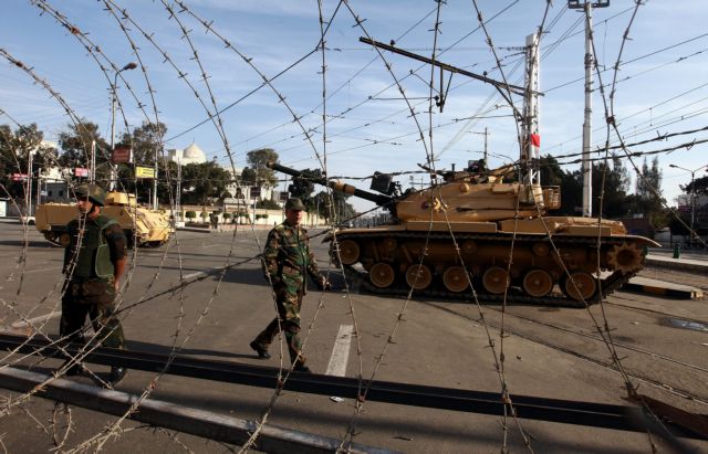 Έδιωξε ο στρατός τους διαδηλωτές από το Προεδρικό Μέγαρο στο Κάιρο