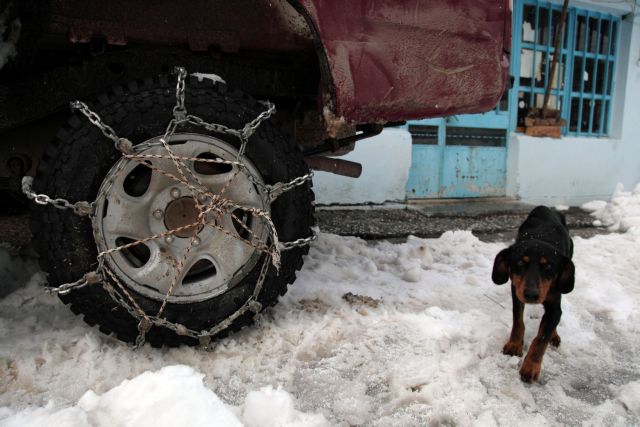 Μετ’ εμποδίων η κυκλοφορία των οχημάτων στα ορεινά της βόρειας Ελλάδα λόγω χιονιού