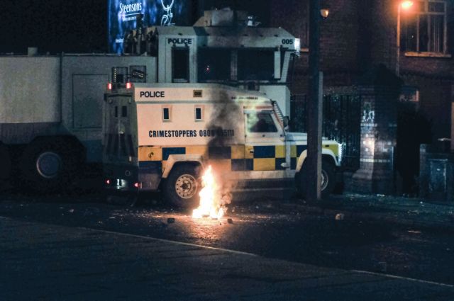 Επεισόδια στο Μπέλφαστ μετά την υποστολή της βρετανικής σημαίας από το δημαρχείο