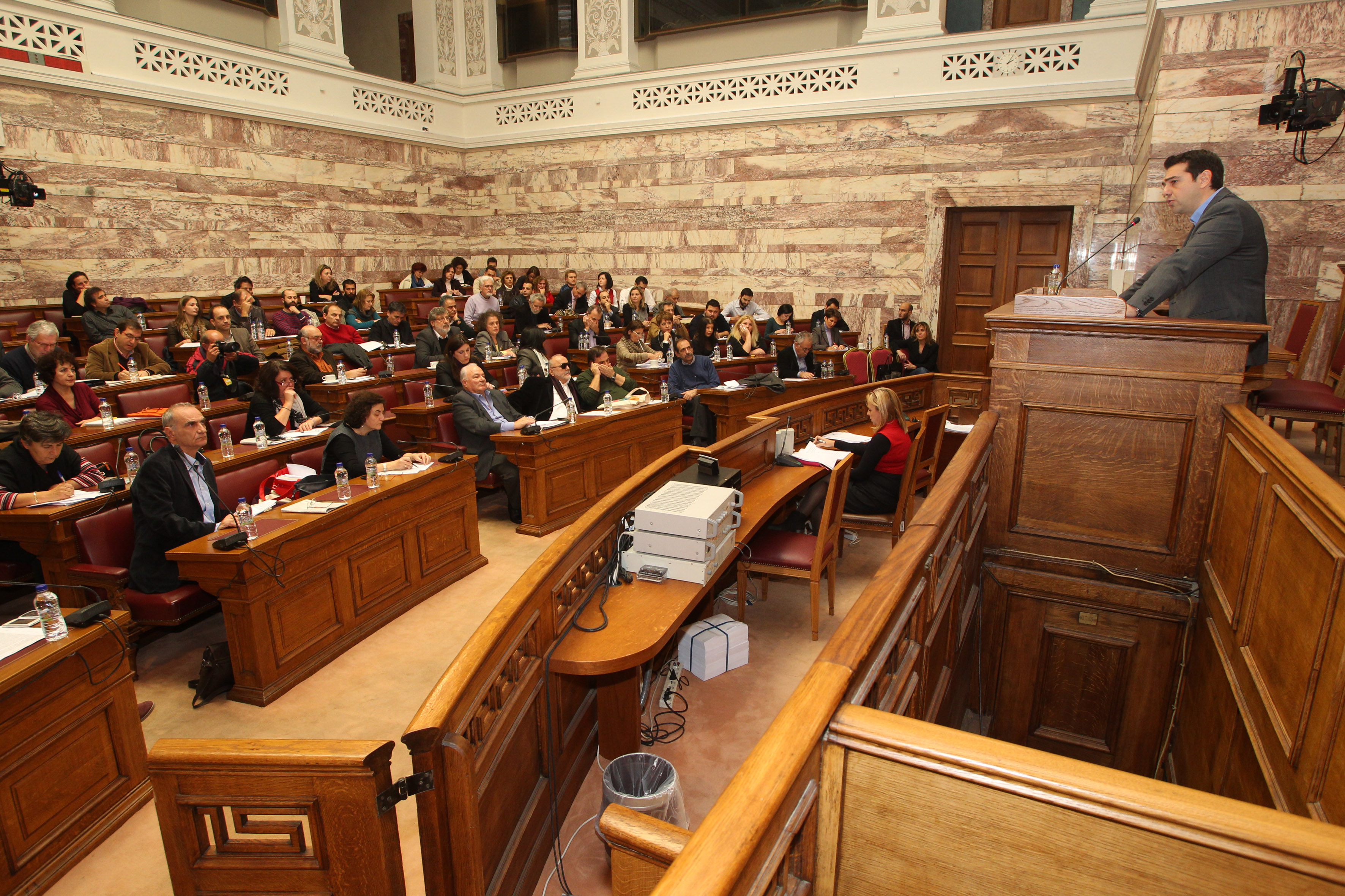 Με τη διαδικασία του κατεπείγοντος πρέπει να φύγει η κυβέρνηση, είπε στην ΚΟ ο Αλ.Τσίπρας