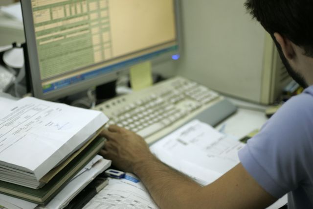 Μισθωτοί και συνταξιούχοι πλήρωσαν το 55% των φόρων το 2011