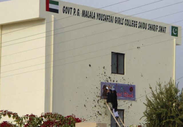 Για τον φόβο των Ταλιμπάν Πακιστανές φοιτήτριες απαρνούνται την Μαλάλα