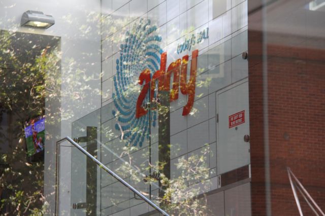 «Ξεσκονίζουν» τον ραδιοφωνικό σταθμό της Αυστραλίας για τη «βασιλική φάρσα»