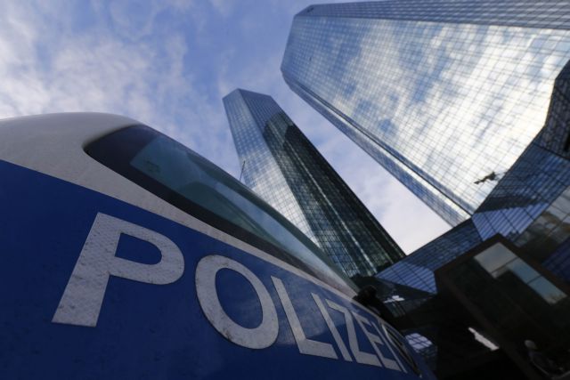 Τέσσερις υπάλληλοι της Deutsche Bank υπό κράτηση μετά από έρευνα για απάτες