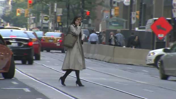 Μιλώντας στο κινητό τηλέφωνο διασχίζει τον δρόμο ένας στους τρεις πεζούς