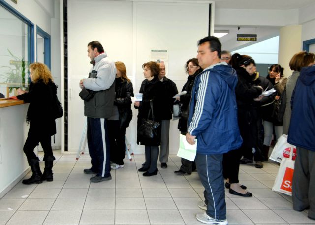 Πρόσθετα βάρη για μισθωτούς και συνταξιούχους από την αυξημένη παρακράτηση φόρου