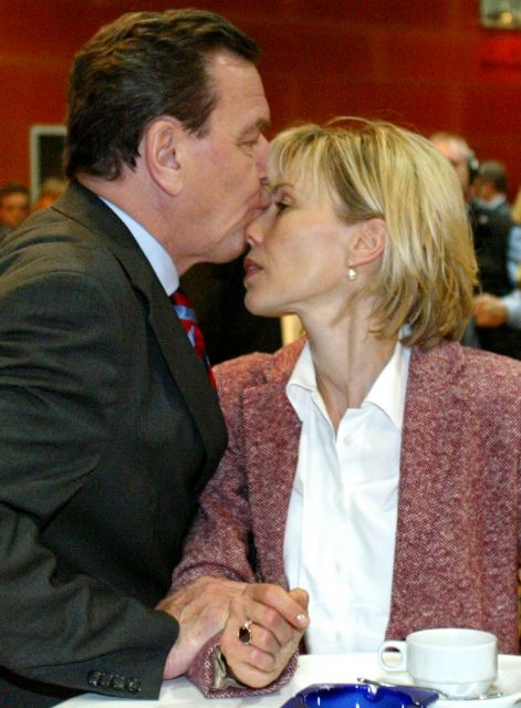 Στην πολιτική αρένα εισέρχεται η σύζυγος του πρώην καγκελάριου Σρέντερ