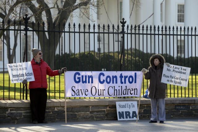 Δεκάδες χιλιάδες υπογραφές για τον έλεγχο κυκλοφορίας των όπλων στις ΗΠΑ